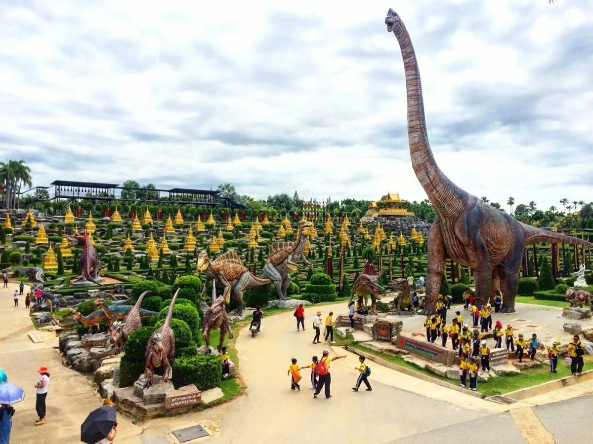 Парк нонг нуч в паттайе. Парк мадам Нонг Нуч Паттайя. Сад мадам Нонг Нуч в Паттайе. Таиланд Ботанический сад Нонг Нуч. Парк Нонг Нуч в Паттайе динозавры.