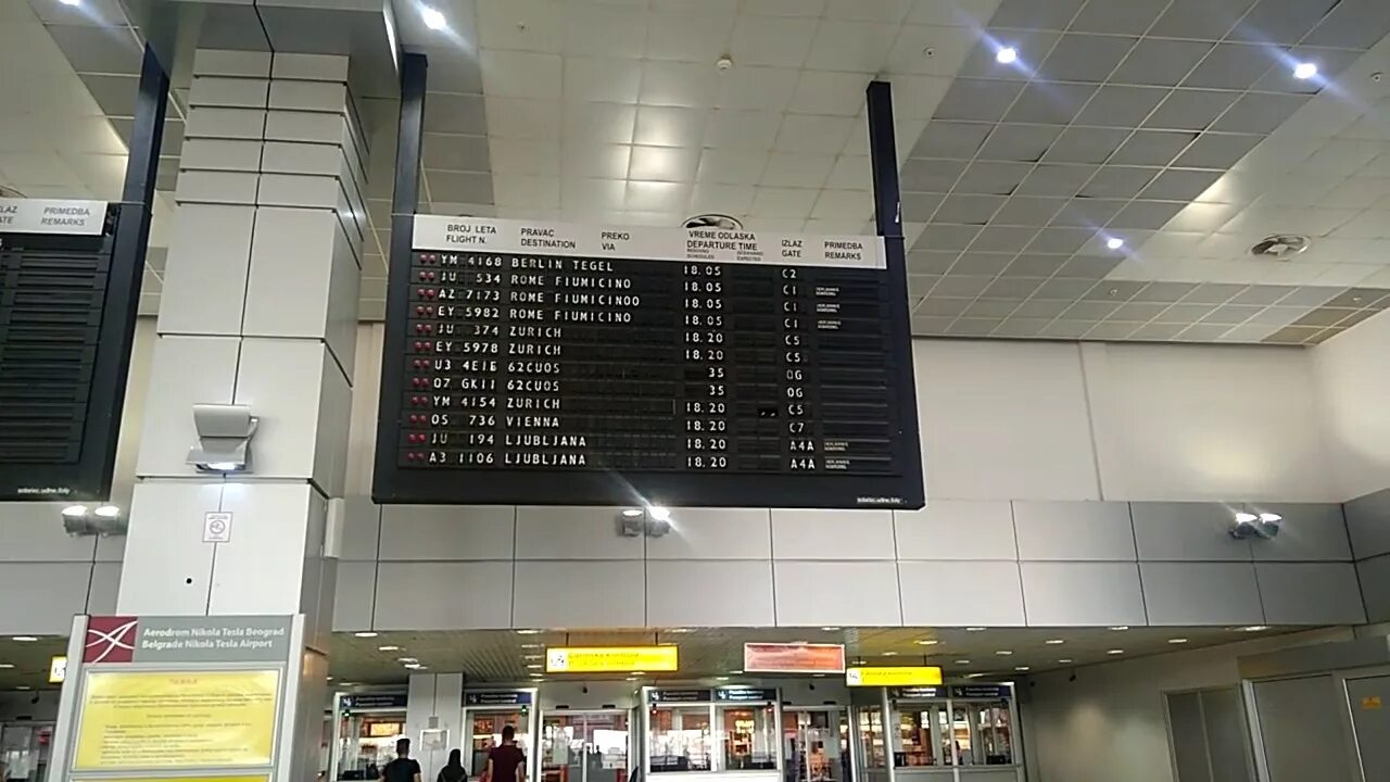 Табло аэропорт Белград. Белгрпд табло аэропорт Белград. Белград -Тиват табло аэропорта. Табло в сербском аэропорту.