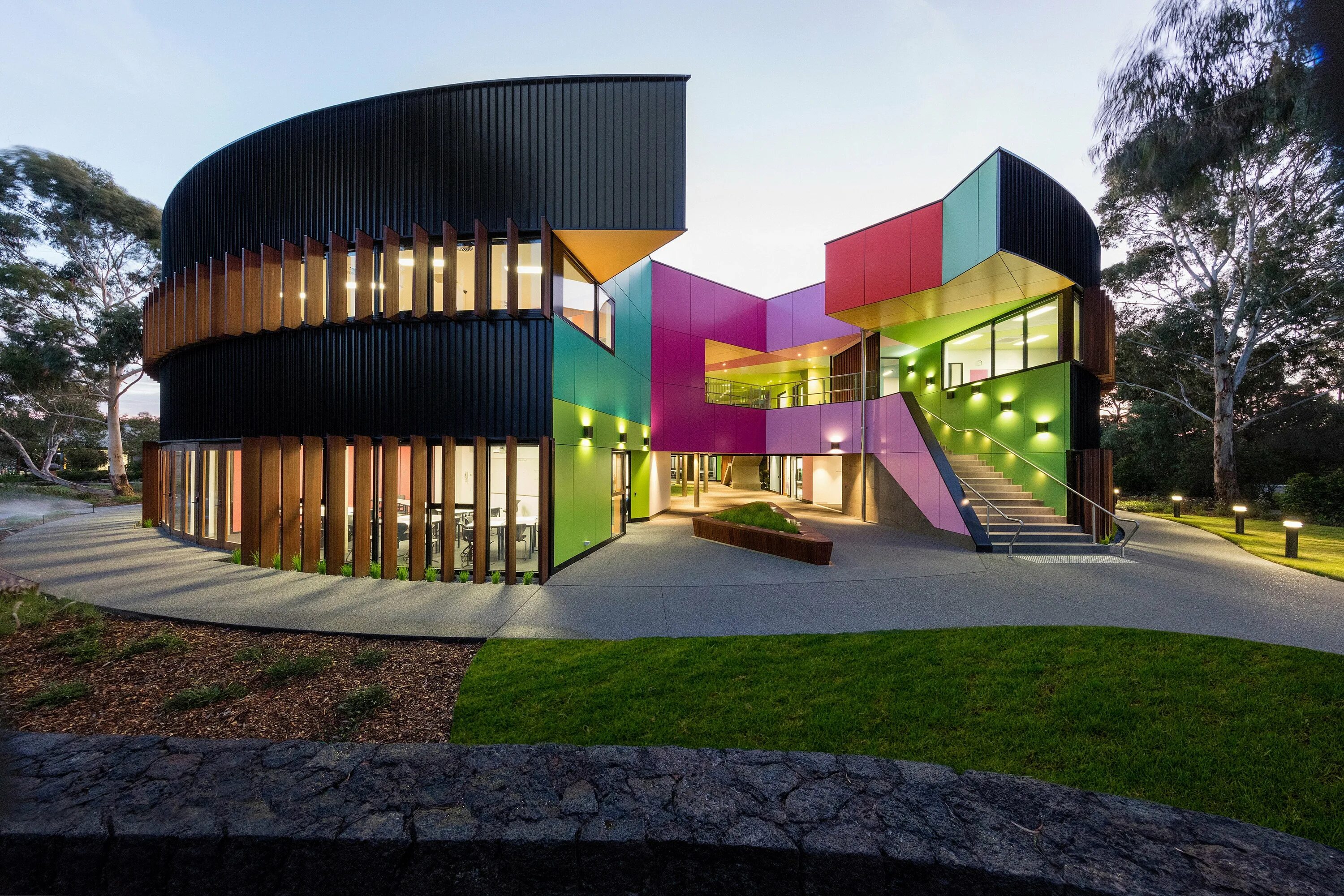 Гармоничный здания. Научно-образовательный центр в Австралии архитектура. Здание школы и научного центра в Австралии. Здание школы в Австралии HQROOM. Ivanhoe School в Австралии.