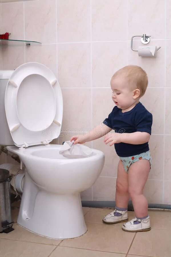 Маленькие дети в туалет. Туалет для мальчиков. Туалетный мальчик. Маленький жопчик в туалете.
