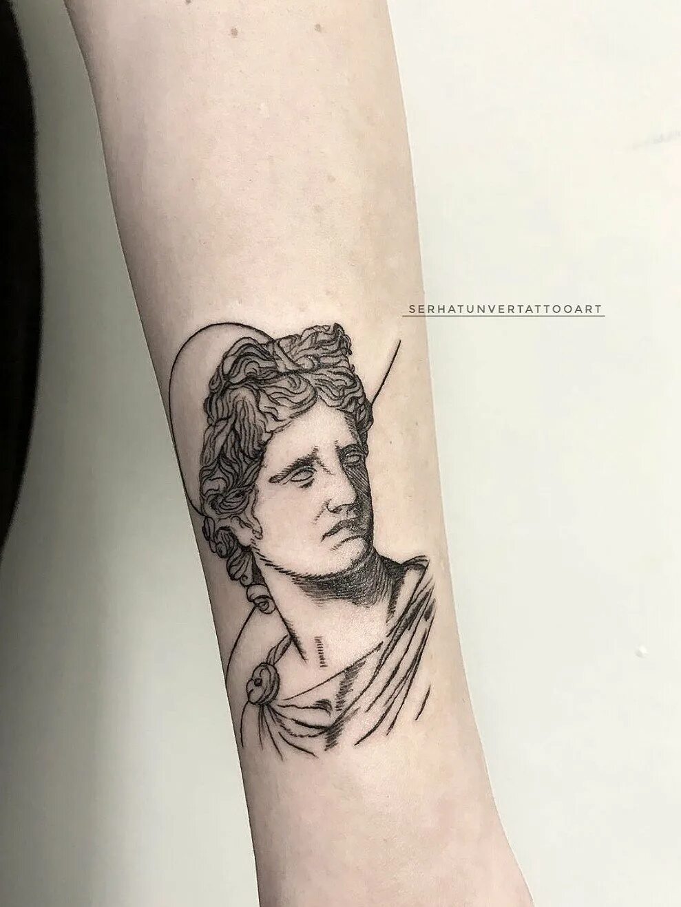 статуя аполлона тату. аполлон тату минимализм. микеланджело в татуировках статуя давида. тату статуи. Dionysus god tattoo.