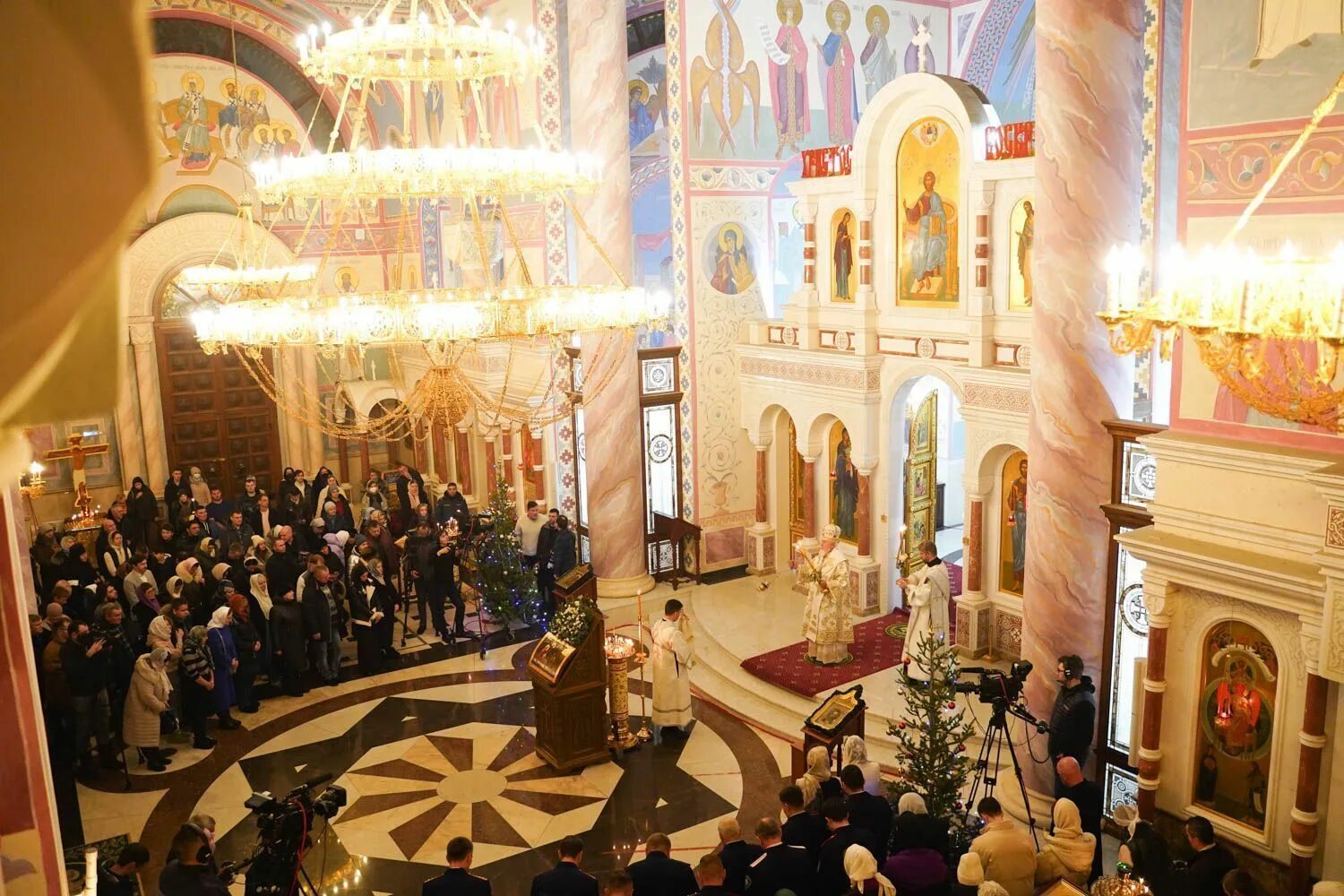 Рождество 2023 с праздником. Рождество в храме. Богослужение в церкви на рождество христово. Какие церкви отмечают рождество 7. Элладская православная церковь рождество.