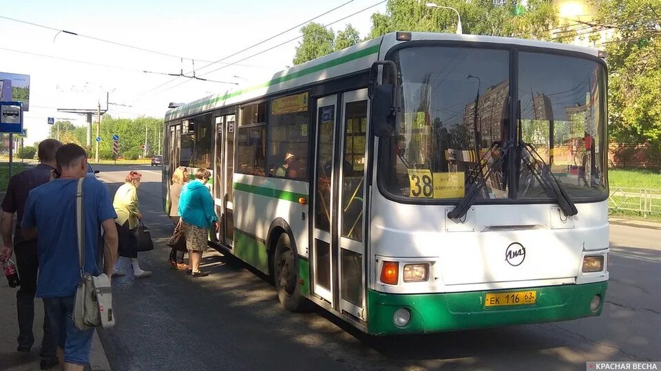 Какой автобус уехал. Пассажиры в автобусе. Общественный транспорт Рязани. Остановка автобуса. Пассажирский автобус.