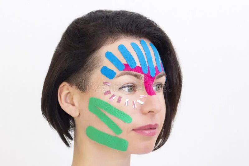 кинезио тейпирование лопаток. тейпирование кисетных морщин. кинезио тейп для лица. носогубка в тейпирование. схемы тейпирования лица.