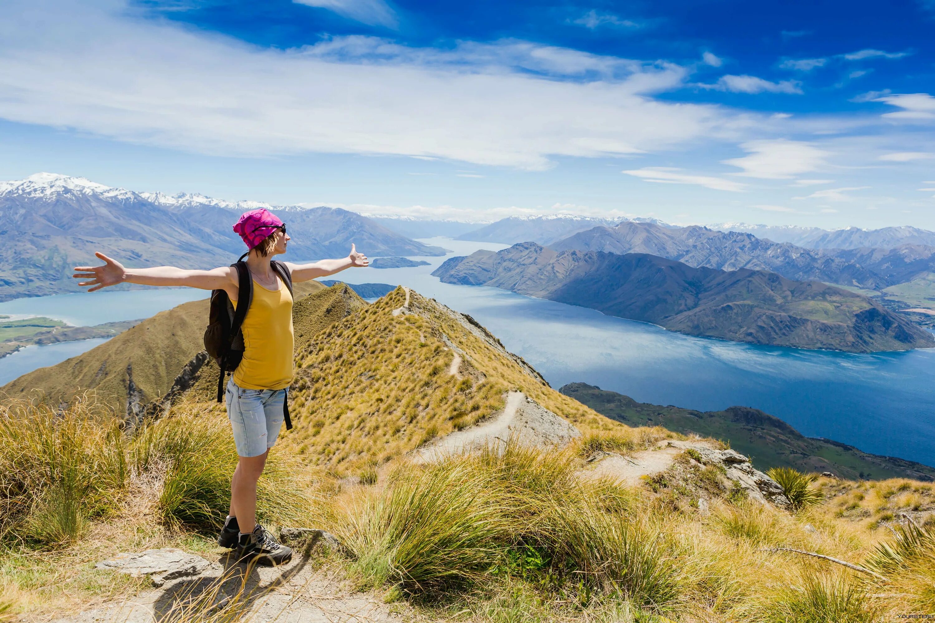 Get tourism. Путешественник в горах. Горы туризм. Туристы в горах. Рюкзак путешественника.