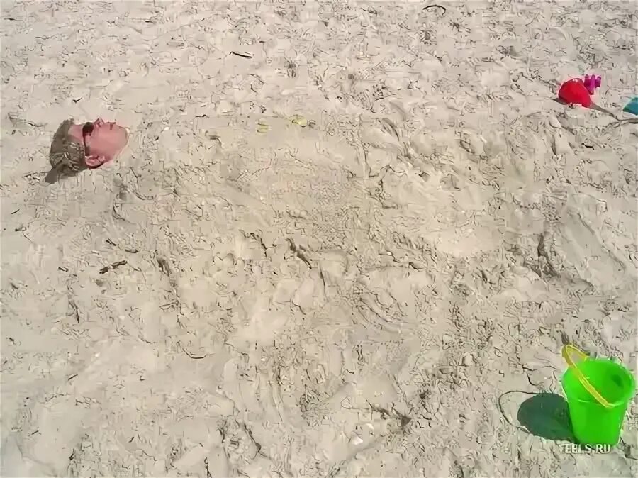 Ребенка закопали в песок. Закапал детей в песок. Челлендж закопанные в песке дети. Мальчишки на песке. Закапывание в песке идеи.