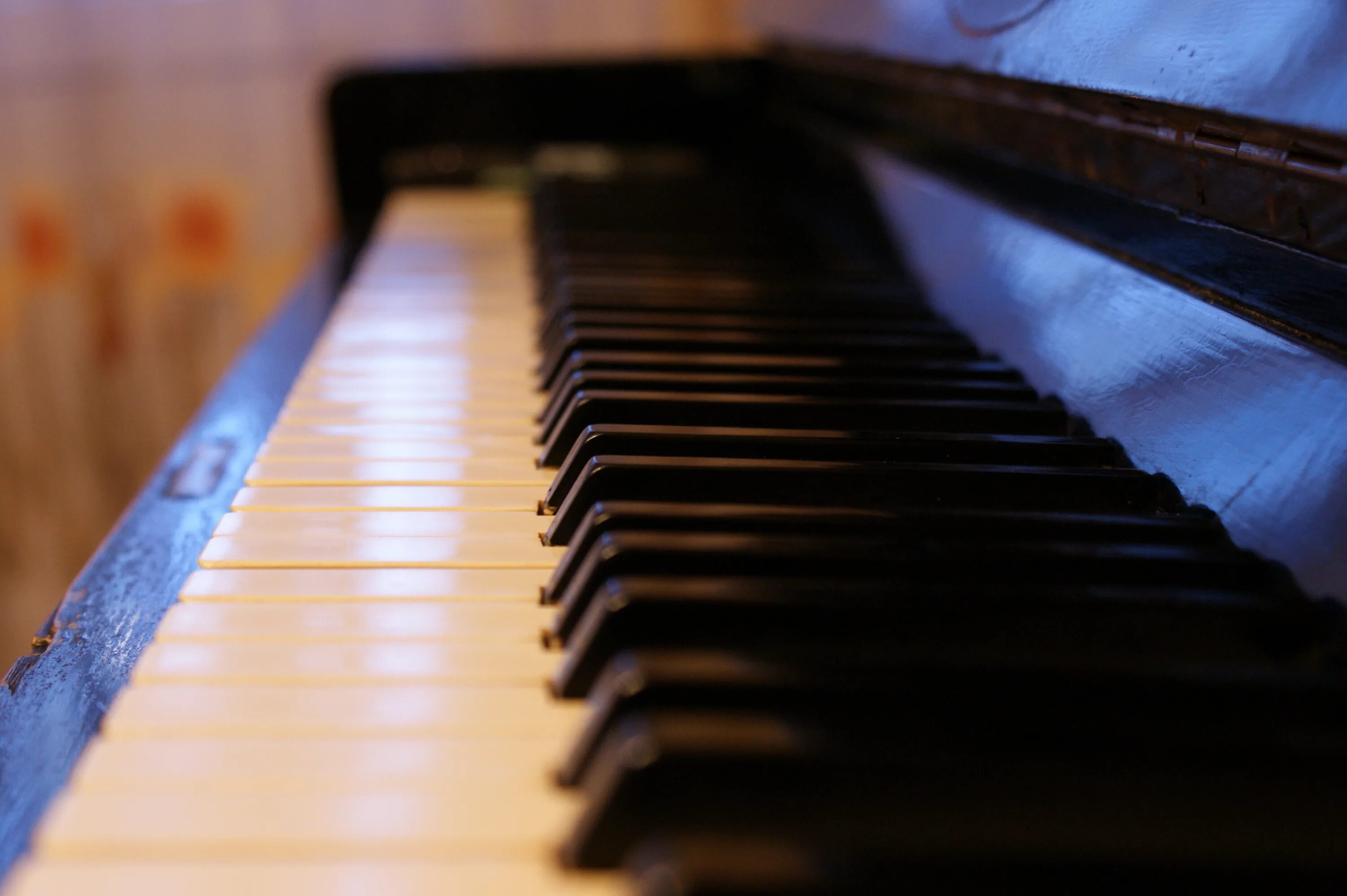 Видео песня на столе. Пианино музыкальный инструмент. Пианино обои. Пианино фото. Клавиши пианино.
