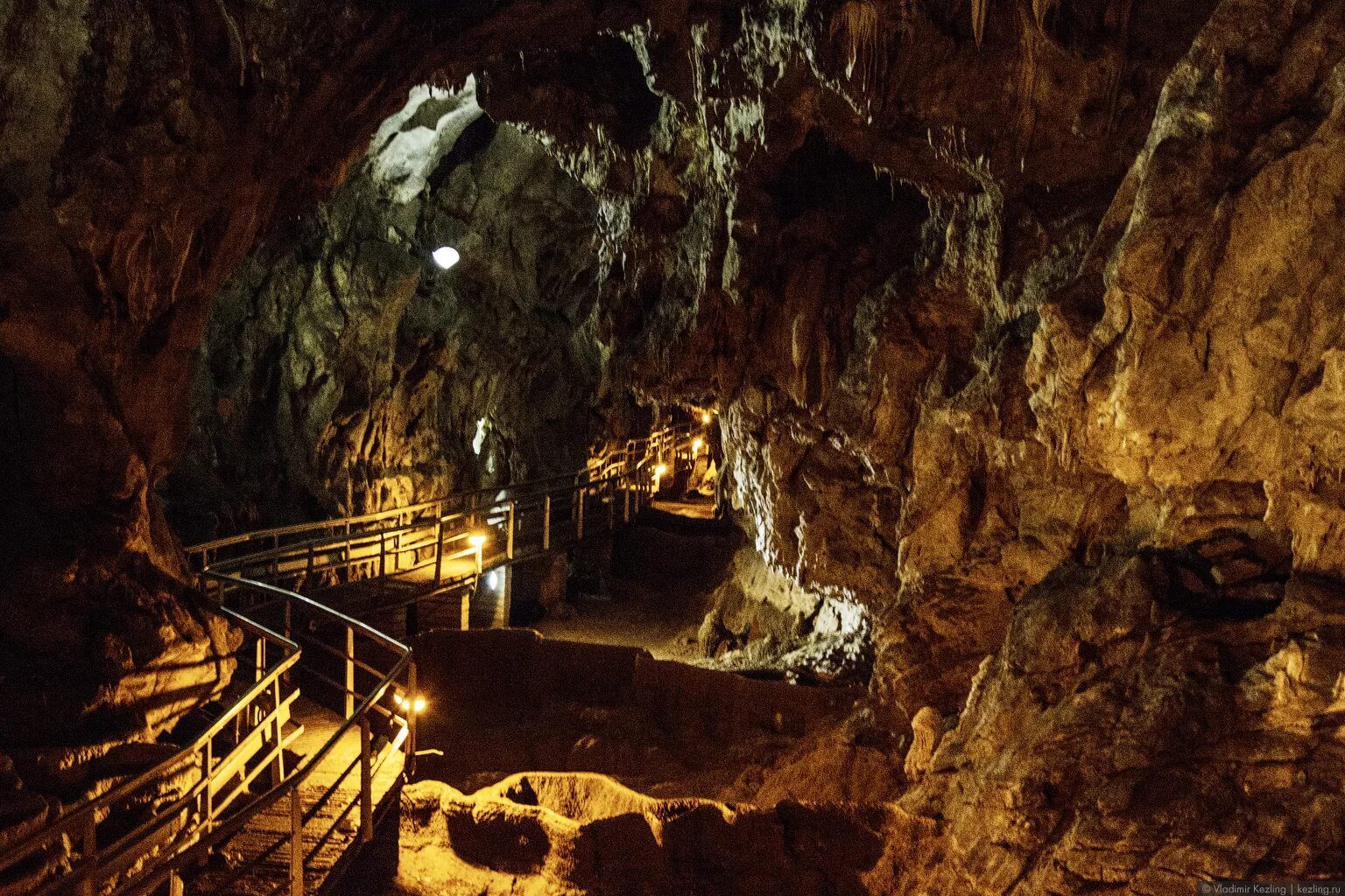 подземное царство керемета. ахеронт стикс. подземельное царство. пещера которая ведёт в царство аида. река подземного царства 4 буквы.