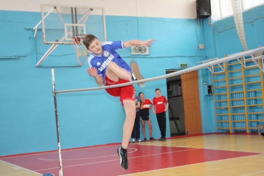 Прыжки в высоту в школе. Прыжки в высоту соревнования. Прыжки в высоту соревнования. Прыжки в высоту школьники. Прыжки в высоту в школе.