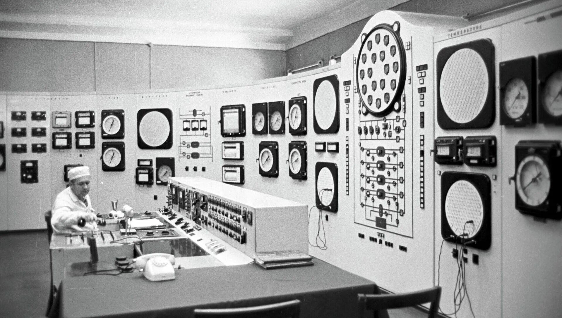 Лаборатория 2 ан ссср курчатовский институт. Игоря васильевича курчатова обнинская аэс. Конструкция аэс смоленской. Кто придумал атомный реактор. В курчатов первая в мире аэс.