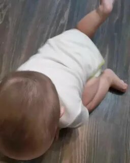 Во сколько месяцев начинают ползать по пластунски