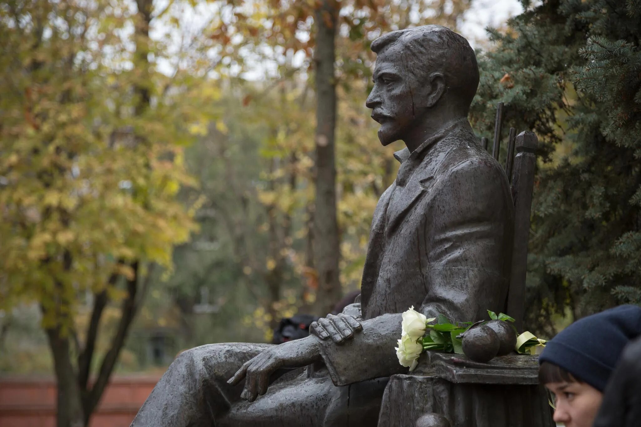 Памятники писателям и поэтам. Орел памятники Писателям Бунин. Памятник Ивану Бунину в городе Елец.