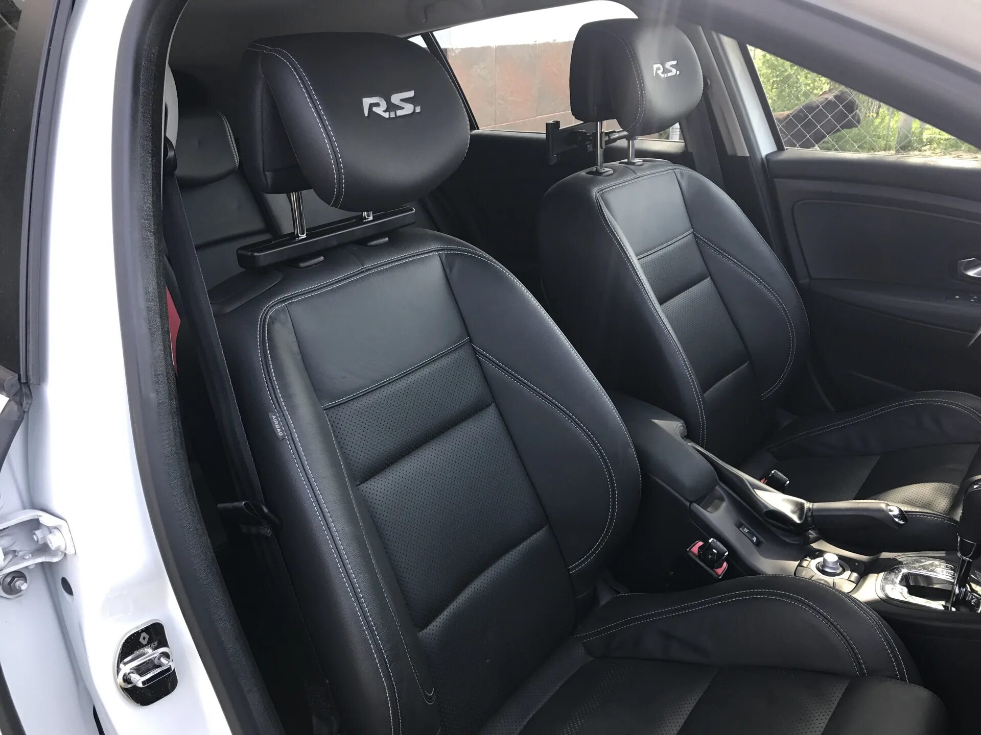 Megane 3 gt line. Кожаные сиденья рено меган 2. Renault megane 2 сидения переднее. Кожаный салон меган 2. Сидение меган 3.