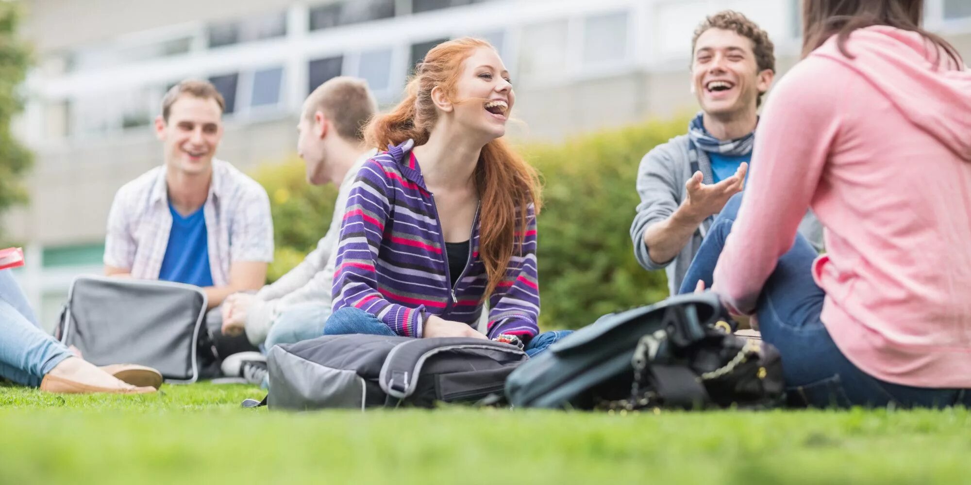Student community. Студенты в парке. Студенты на траве. Фотосессия студентов. Студенты летом.