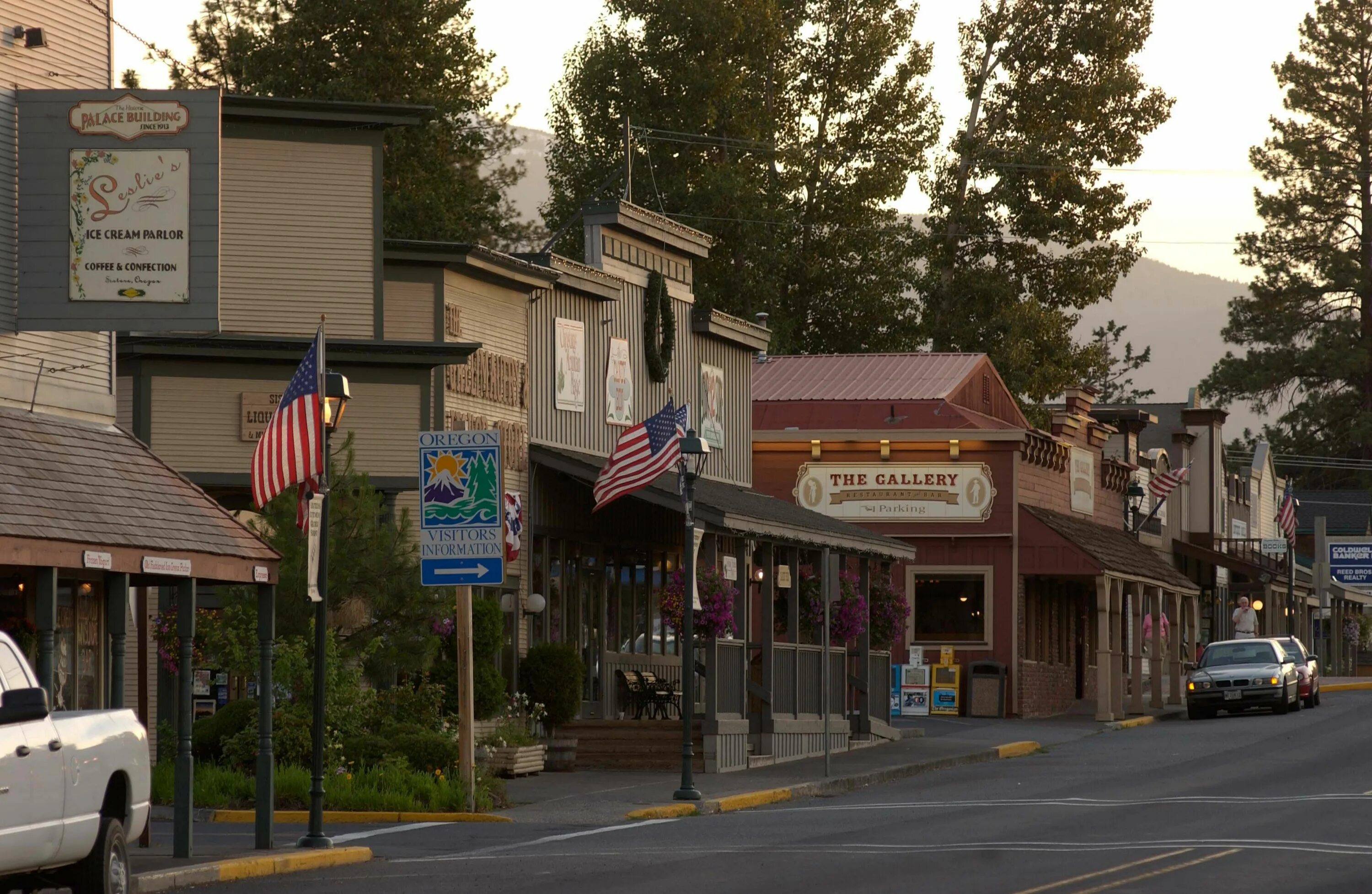 Sister towns. Город Систерс Орегон. США штат Орегон маленькие города. Улицы города Портленд штат Орегон. Штат Орегон Феррелл.