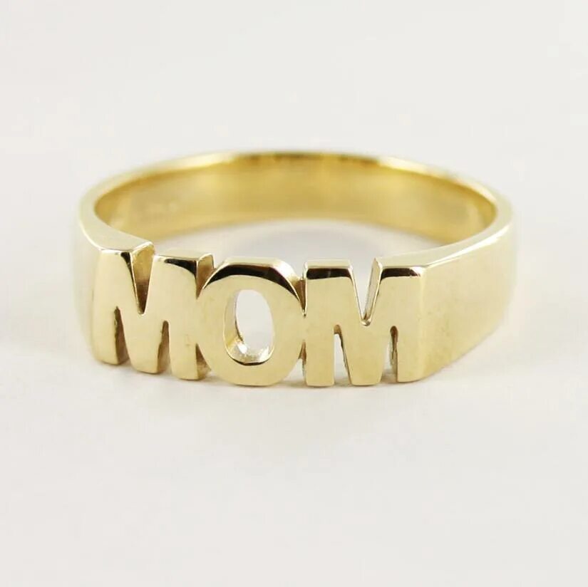 Кольца мама папа. Кольцо mom. Золотое кольцо мама. Кольца для маму ьольгие. Памятное кольцо о маме из золота.