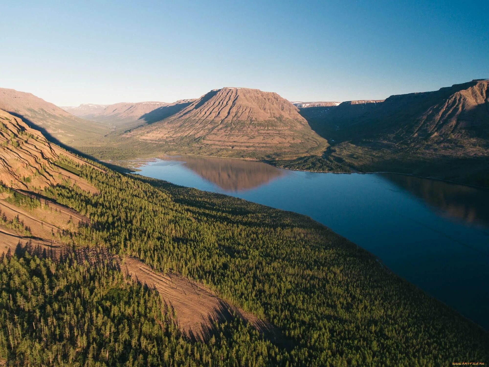 Плоскогорье это. Плато Путорана горы. Гора камень на плато Путорана. Горные массивы плато Путорана. Плато Путорана природа.