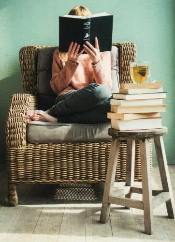 I am read books. Девушка читает книгу вверх ногами. Это величайшее удовольствие чтение книги. Сижу читаю книгу дома. Человек держит книгу вверх ногами.