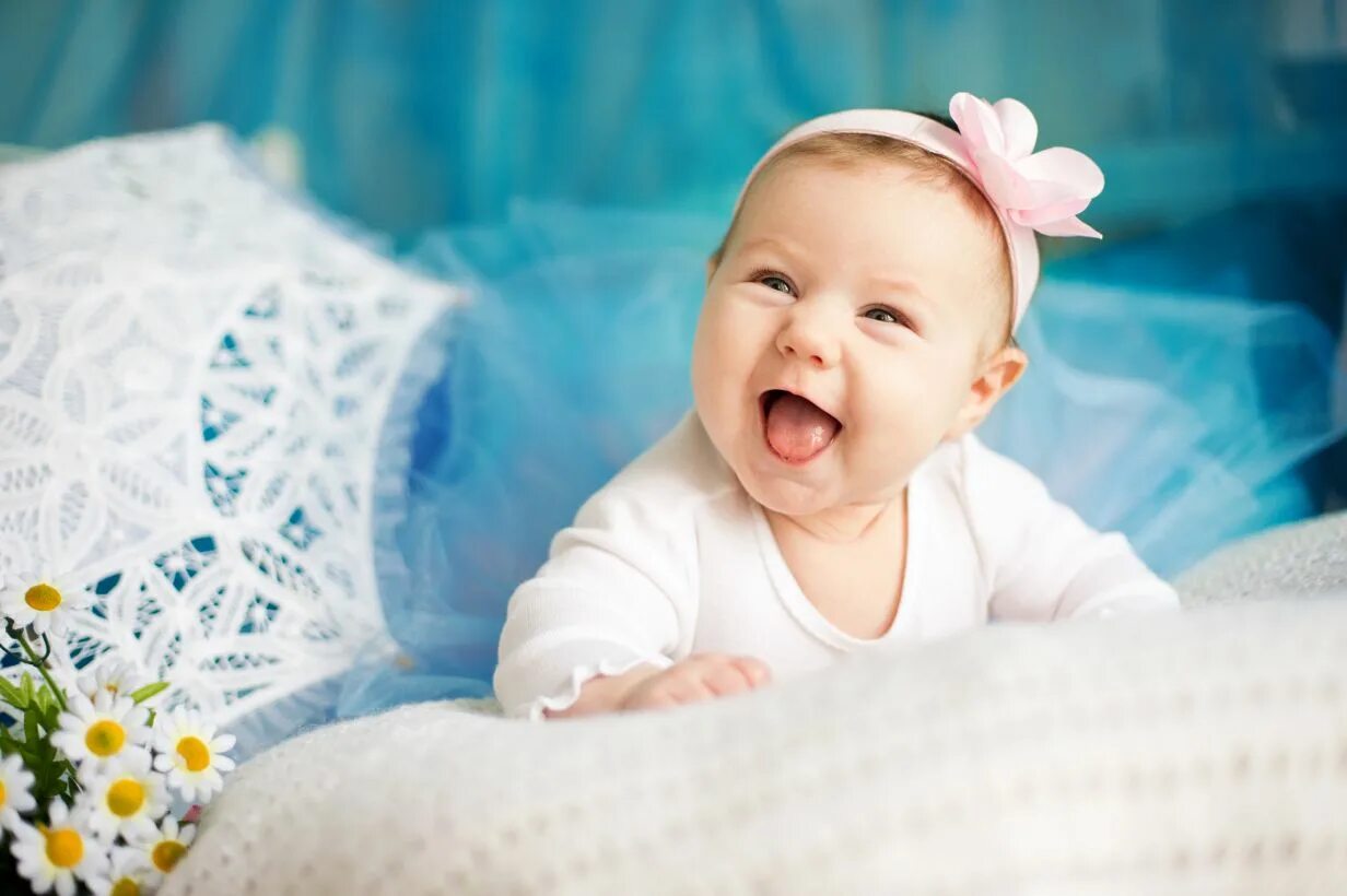 Baby is happy. Малыш улыбается. Счастливый ребенок. Младенец девочка. Счастливый новорожденный.