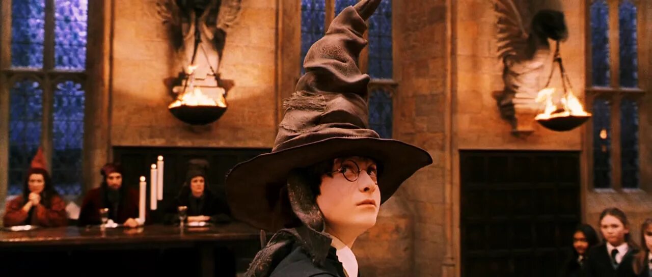 Распределяющая шляпа тест. Гарри поттер и философский камень гарри шляпа. Минерва макгонагалл с распределяющей шляпой. Распределяющая шляпа тест. Гермиона грейнджер распределяющая шляпа.