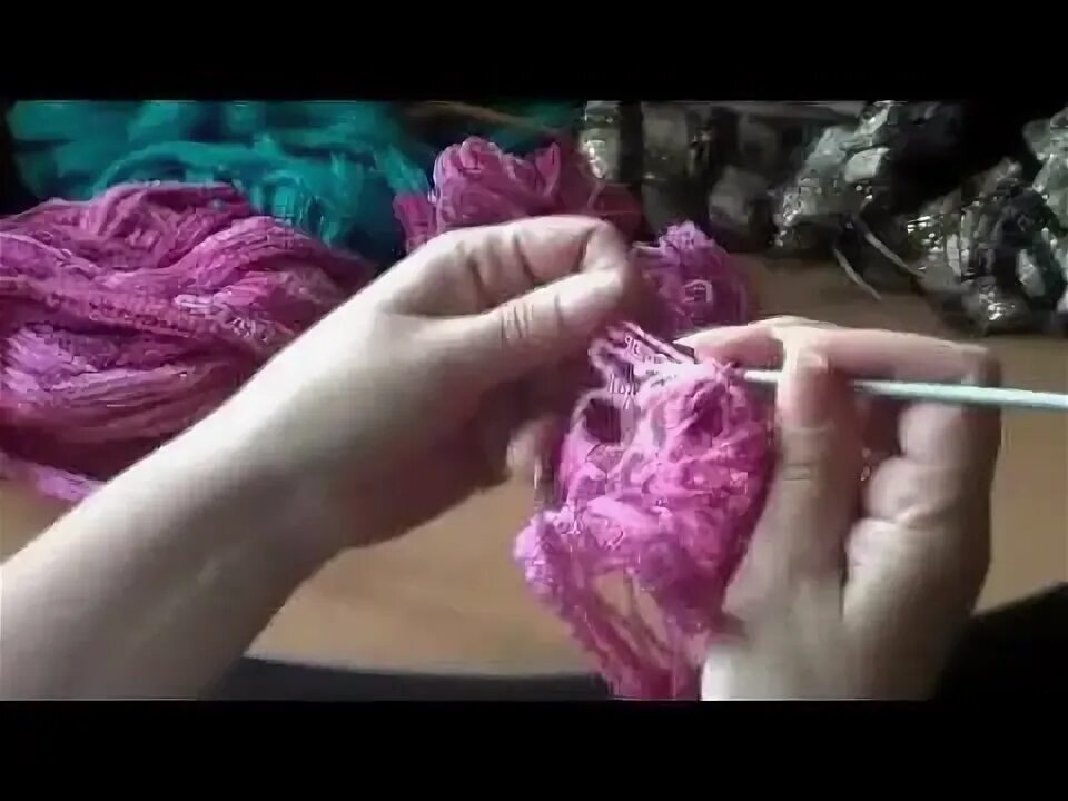 Как вязать пряжей шарф. Шарфик из ленточной пряжи крючком. пряжа для вязания шарфа крючком. ализе ленточная пряжа как связать шарф спицами для начинающих. арахна твигги пряжа изделия из пряжи крючком.