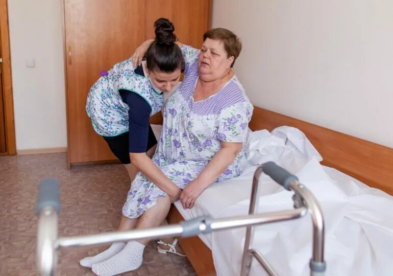 Что случается после инсульта. Паралич после инсульта. парализованный человек после инсульта. парализовало после инсульта.