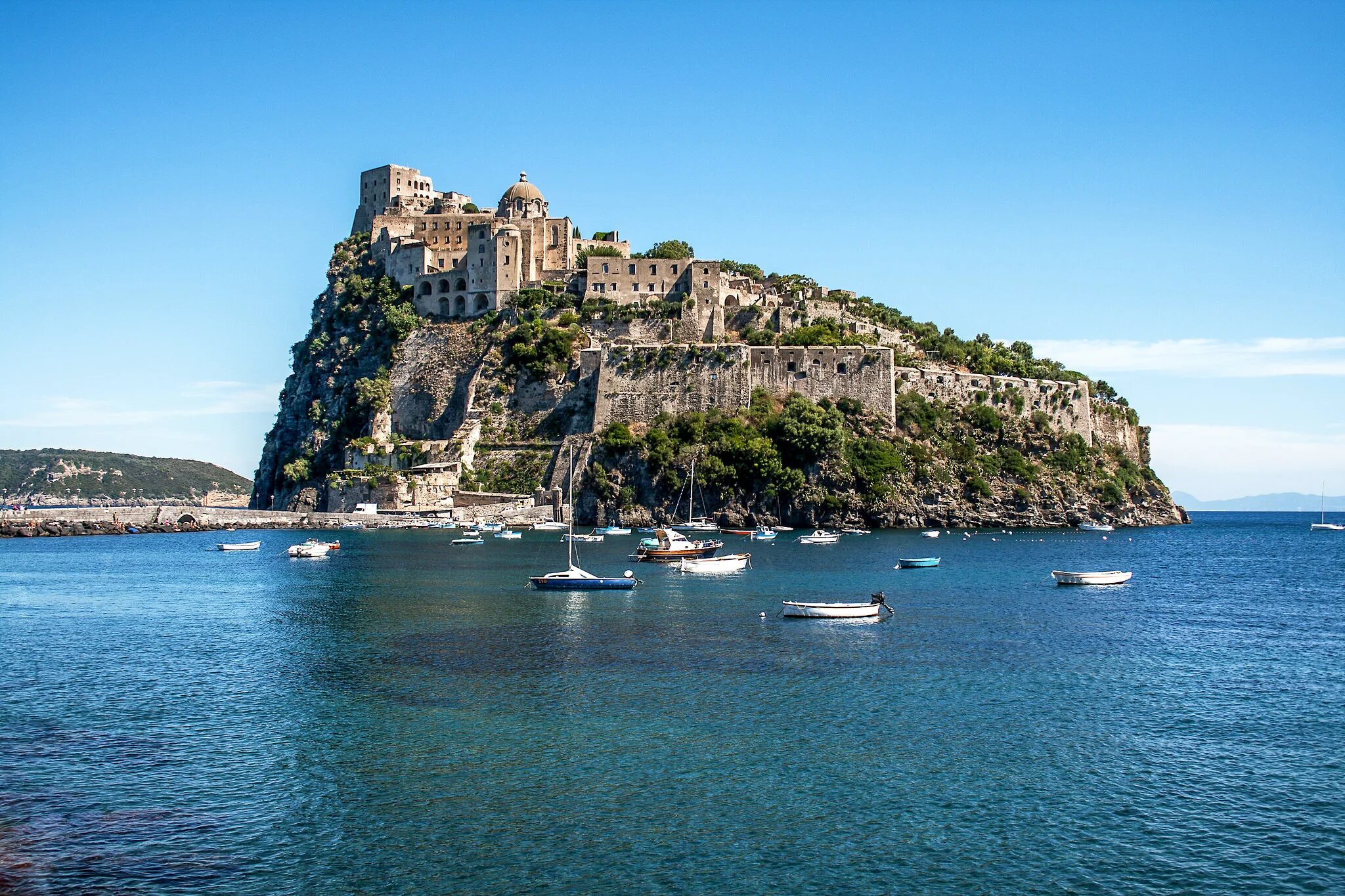 Большой итальянский остров. Искья остров замок Арагонский замок. Остров Ischia Италия. Искья Италия. Неаполь остров Искья.