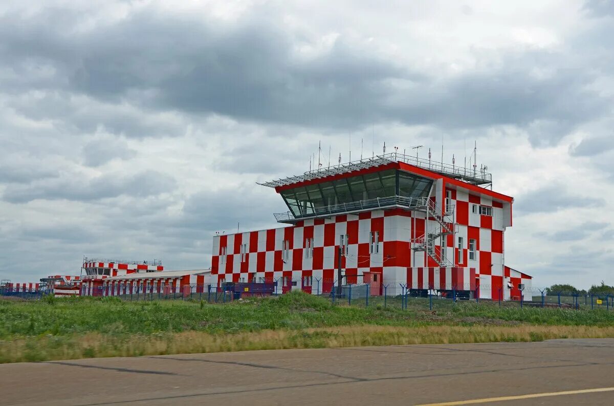 Новый аэропорт тобольск. Международное аэропорт москва домодедово. Аэропорт богашево. Взлетная полоса красноярск аэропорт. Взлётно-посадочная полоса матекане.