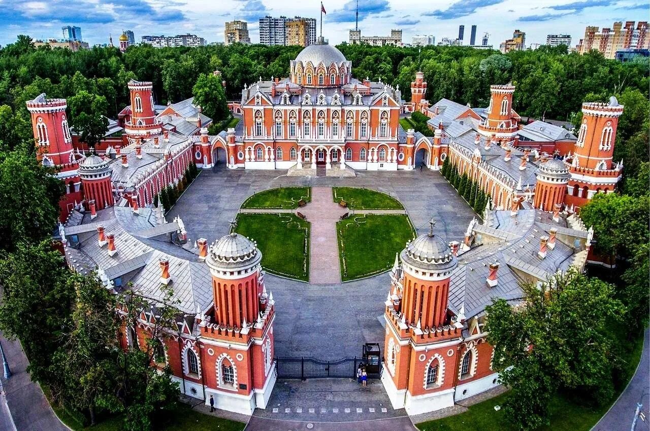 Московский версаль. Петровский подъездной дворец в Москве. Петровский путевой дворец в Москве (1776–1780).. Петровский путевой дворец парк в Москве. Казаков Петровский подъездной дворец Москва.