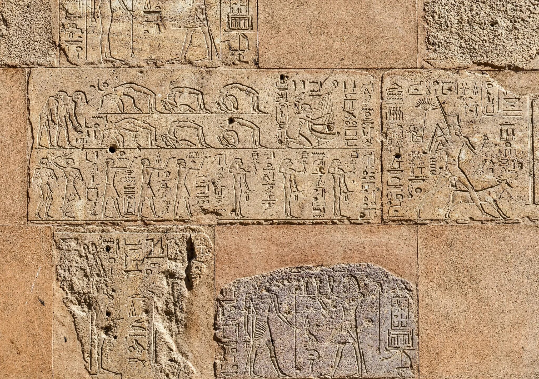 Иероглифы пирамид. Надписи в пирамидах древнего Египта. Клинопись Египетская фараон. Надпись фараон на пирамидах в Египте. Карнак тутмос Хатшепсут.