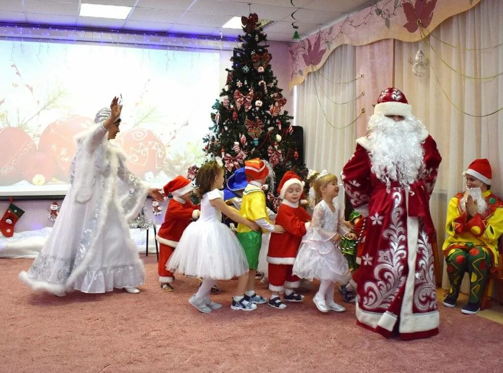 Новогодние представления для детей во владимире 2025. Новогодний праздник для детей на улице забавы деда мороза. дед мороз главный гость на новогоднем празднике. новогодний праздник детей в великих луках. видео новогоднего праздника в детском саду классного деда мороза.