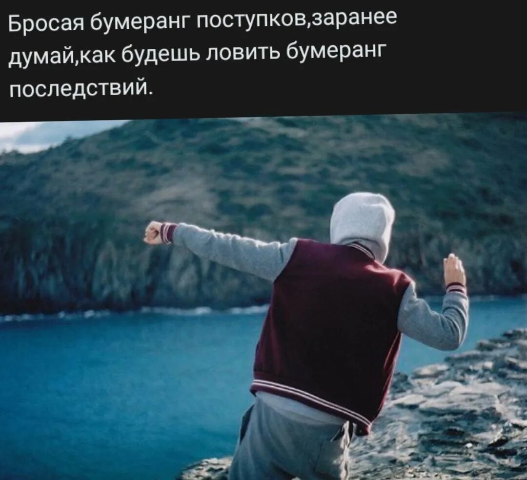 Парень и девушка держатся за руки. За ней нас не видно. Девушка на руках у парня. За ней нас не видно. Держит за руку девушку.