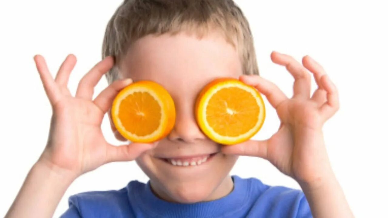 Мальчик мандарин. Мальчик с апельсином. Апельсин для детей. Мальчик с мандаринами. Лимон для детей.