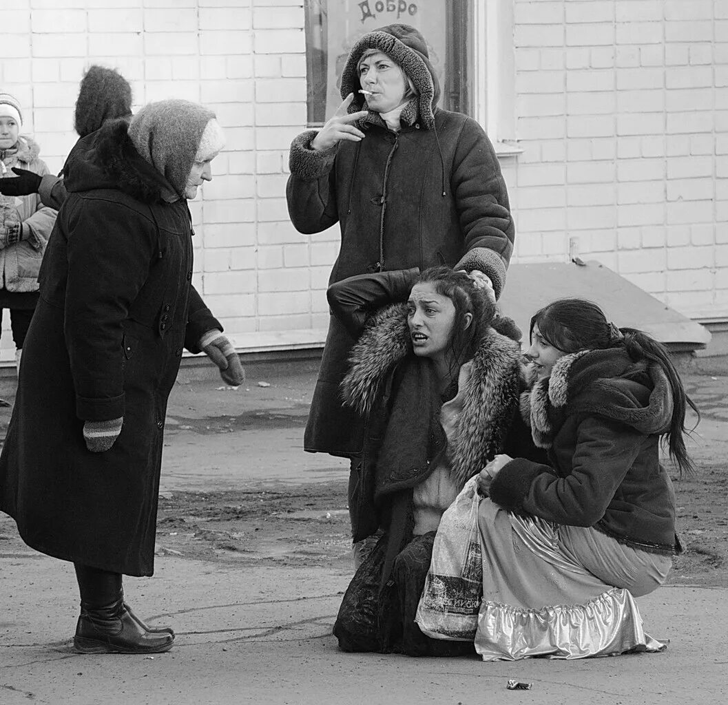Цыганка городская. Цыганки на улице. Цыганка на вокзале. Была добра к цыганке на улице. Цыганка уличная.