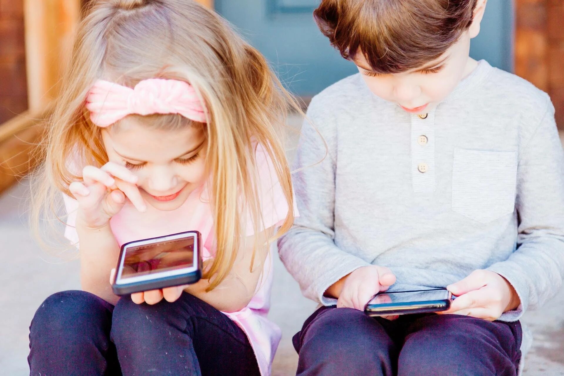 Дети современности. Ребенок со смартфоном. Современные дети и гаджеты. Маленькие дети с гаджетами. Ребенок с телефоном.