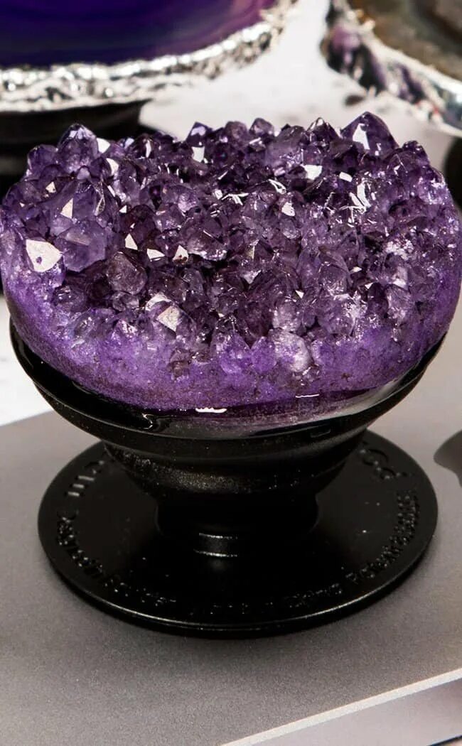 Какой камень фиолетовый. Аметист. Фиолетовый кварц аметист. Камень талисман аметист. Amethyst камень.