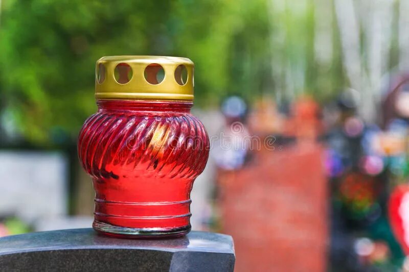 Свечи на кладбище. Свечи на кладбище. Цветы свечи кладбище. Подставка для свечи на кладбище. Баночка для свечи на кладбище.