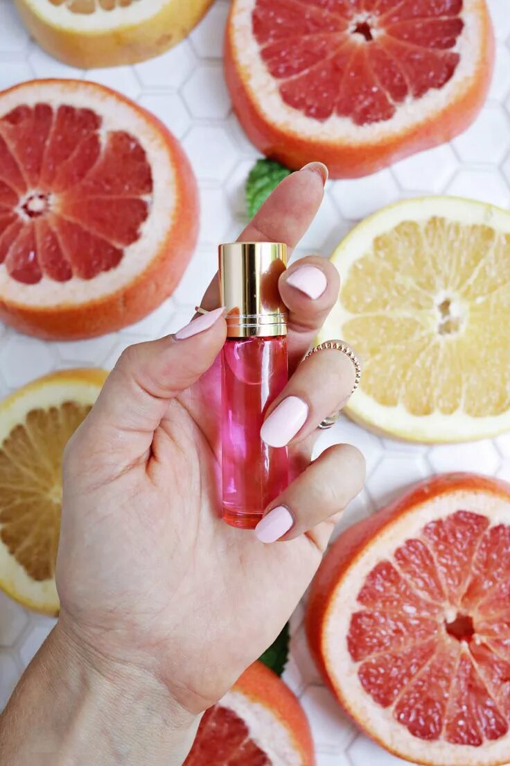 Женский парфюм с нотами грейпфрута. Guerlain aqua allegoria грейпфрут. Ароматы духов с грейпфрутом. Розовый грейпфрут духи. Аромат грейпфрута в парфюме.