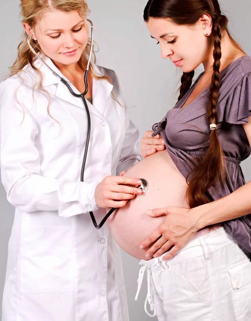 Фото роды беременной. Беременные женщины рожают. Беременная женщина схватки. Медсестра и беременная женщина.
