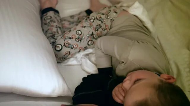 My brother are sleeping. Sleep brother. Two boys Sleep in one Bed. Видео less сейчас  спят?????. Boys Sleep together.