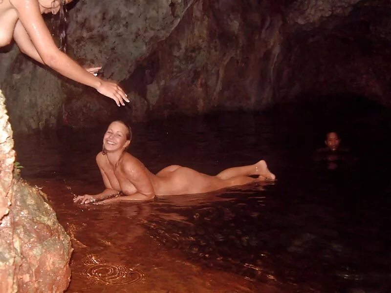 Голая девушка в пещере