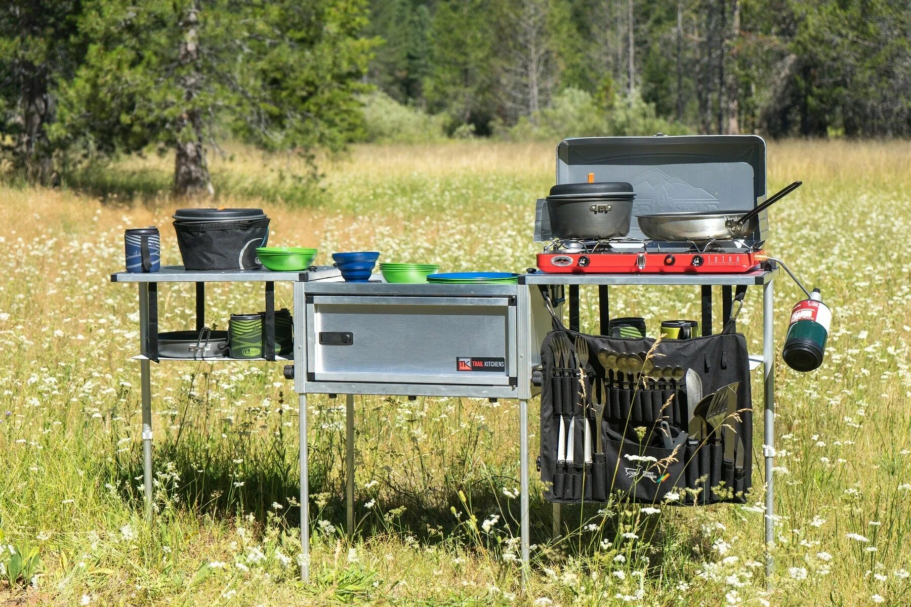 Для кемпинга своими руками. Походная кухня Chieftain field Kitchen. Кемпинг кухня Coleman. Передвижная кухня многофункциональная ПКМ-150. Кухня аутвенчер походная.