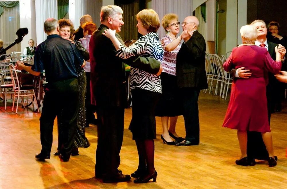 Танцевальный вечер для пожилых людей. Танцы для пенсионеров. Танцевальный вечер для людей пожилого возраста. Вечер отдыха для пожилых.