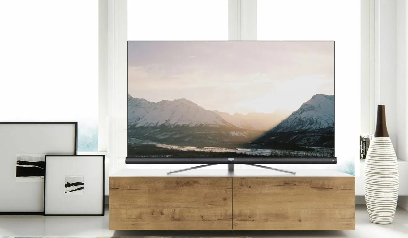 Телевизоры 55 дюймов какой выбрать. TCL 55dc762. Телевизор TCL u55c7006 54.6" (2017). Китайский телевизор TLC. Супертонкий телевизор на стену OLED.