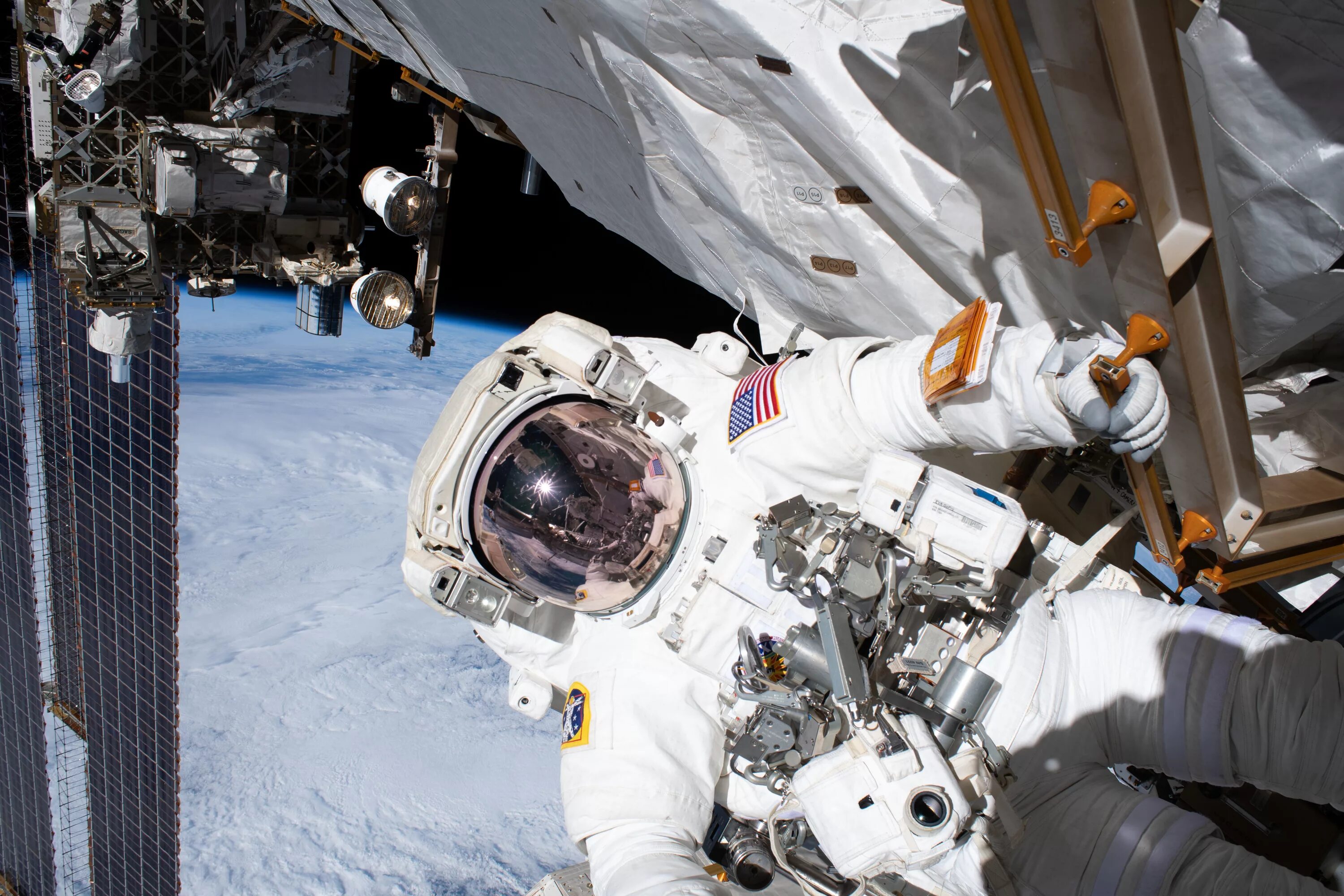 Международная Космическая станция МКС. Астронавты на МКС. Исследователи космоса. Космонавт в открытом космосе.