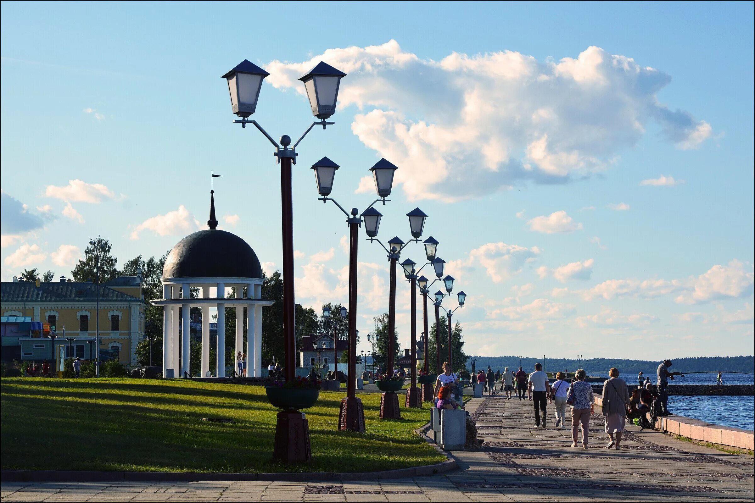 Карелия Петрозаводск набережная. Петрозаводск набережная Онежского озера достопримечательности. Онежская набережная петрозаводспамятники. Онежская набережная Карелия.