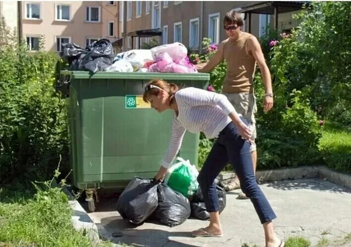 Зайдя за мусорный бак, девушка трахается с парнем на улице