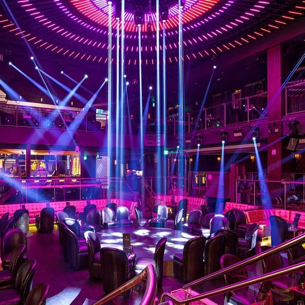 Even in a club. Eleven club miami. e11even miami. клуб 11 в майами. ночной клуб.