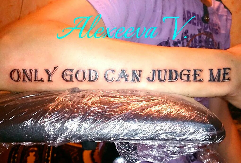 You can judge about. Татуировка only god can judge me. тату only god can judge me на руке. only god can judge me тату эскиз. only god can judge me надпись.
