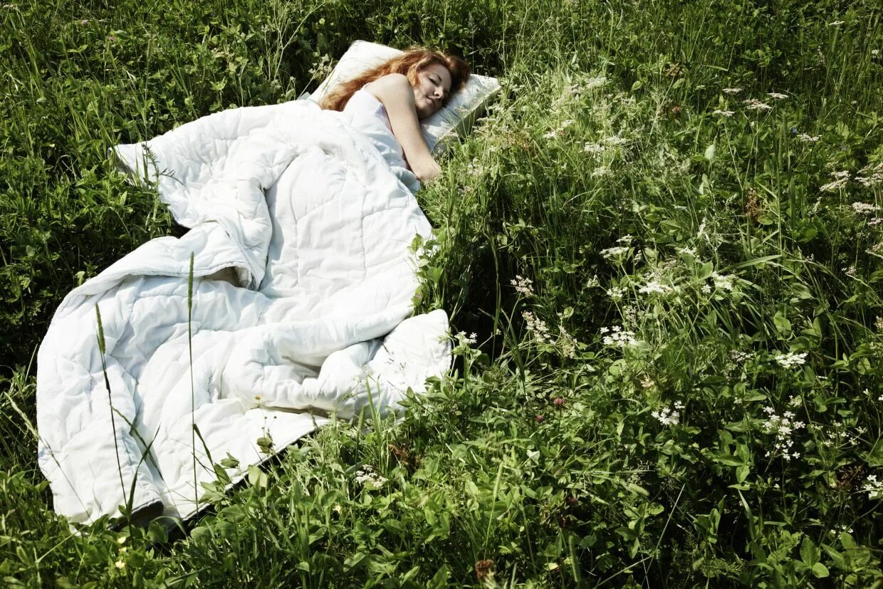 Сон в доме на улице. Фотосессия в одеяле на природе. Фотосессия с кроватью на природе.